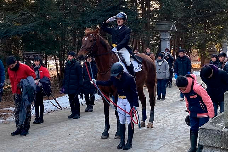 畜大馬術部 馬上参拝