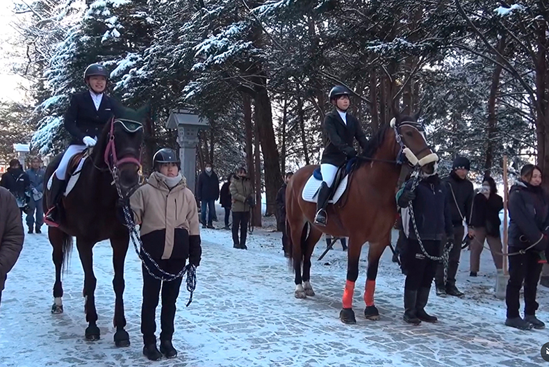 畜大馬術部 馬上参拝
