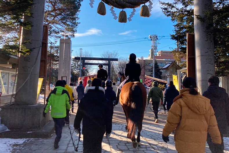 畜大馬術部 馬上参拝